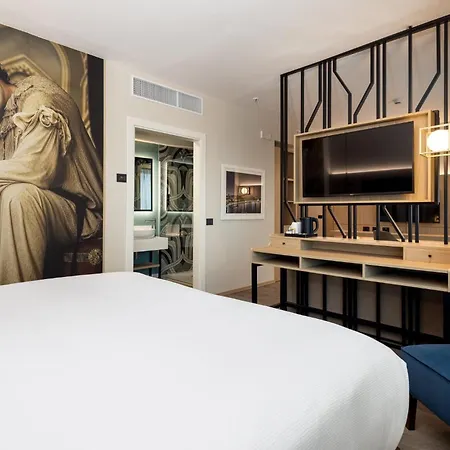 By Ihg Neapol